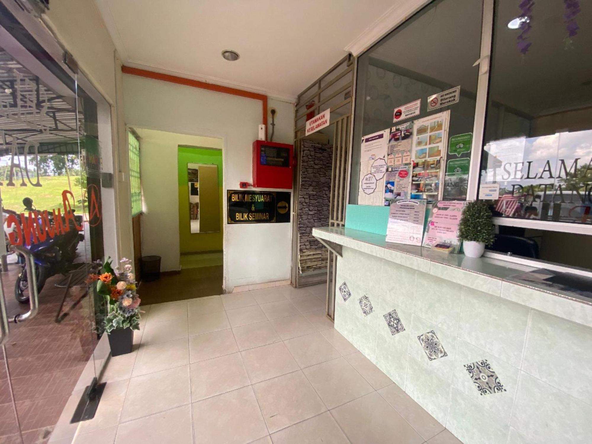 Oyo 91065 Hotel De Anjung Muadzam Shah Exteriör bild